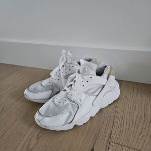 Nike White Huarache Sneakers US 11